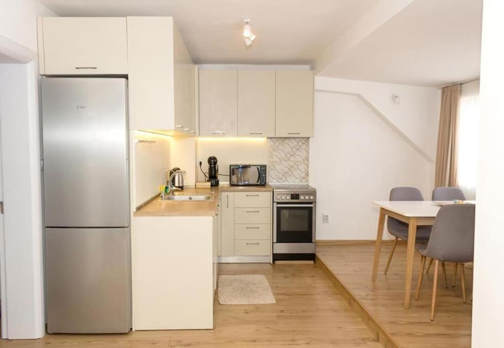 Modern Bright Apartment Close To City Center And Grand Mall Varna Eksteriør bilde