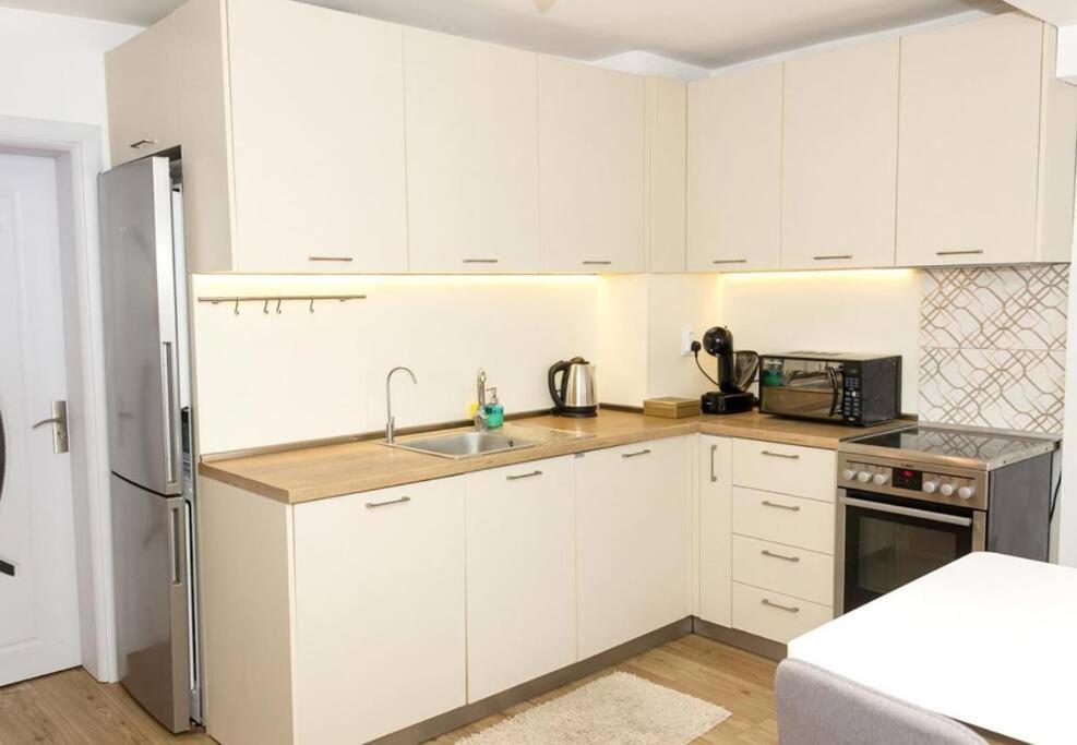 Modern Bright Apartment Close To City Center And Grand Mall Varna Eksteriør bilde