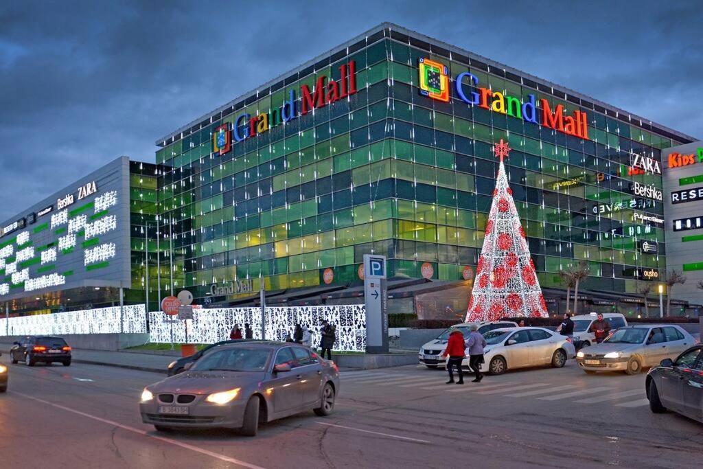 Modern Bright Apartment Close To City Center And Grand Mall Varna Eksteriør bilde