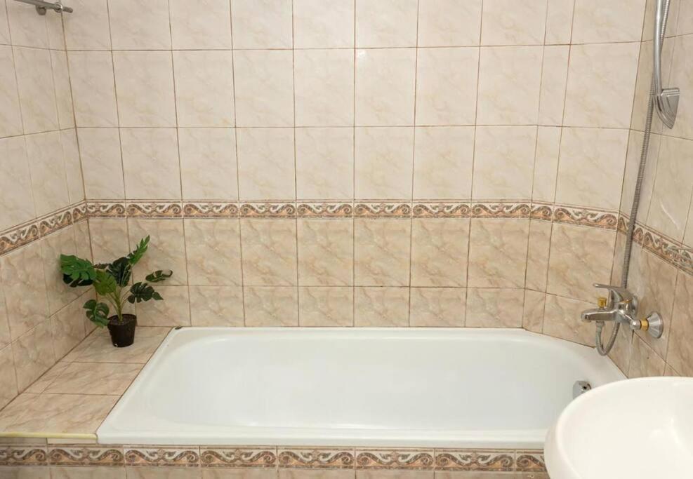 Modern Bright Apartment Close To City Center And Grand Mall Varna Eksteriør bilde