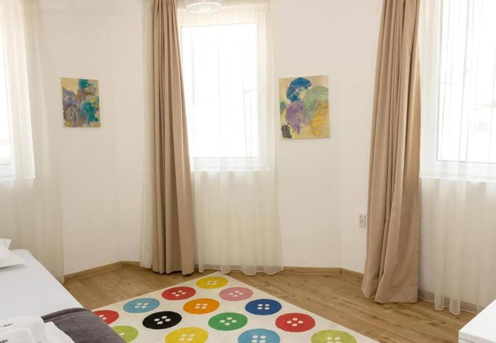 Modern Bright Apartment Close To City Center And Grand Mall Varna Eksteriør bilde